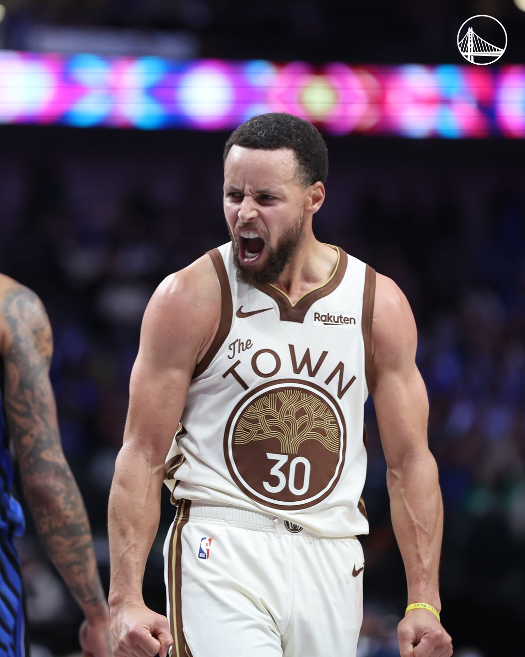 在线入口-库里38分勇士不敌独行侠2连败，马绍尔30分7板9助弗拉格21分11板