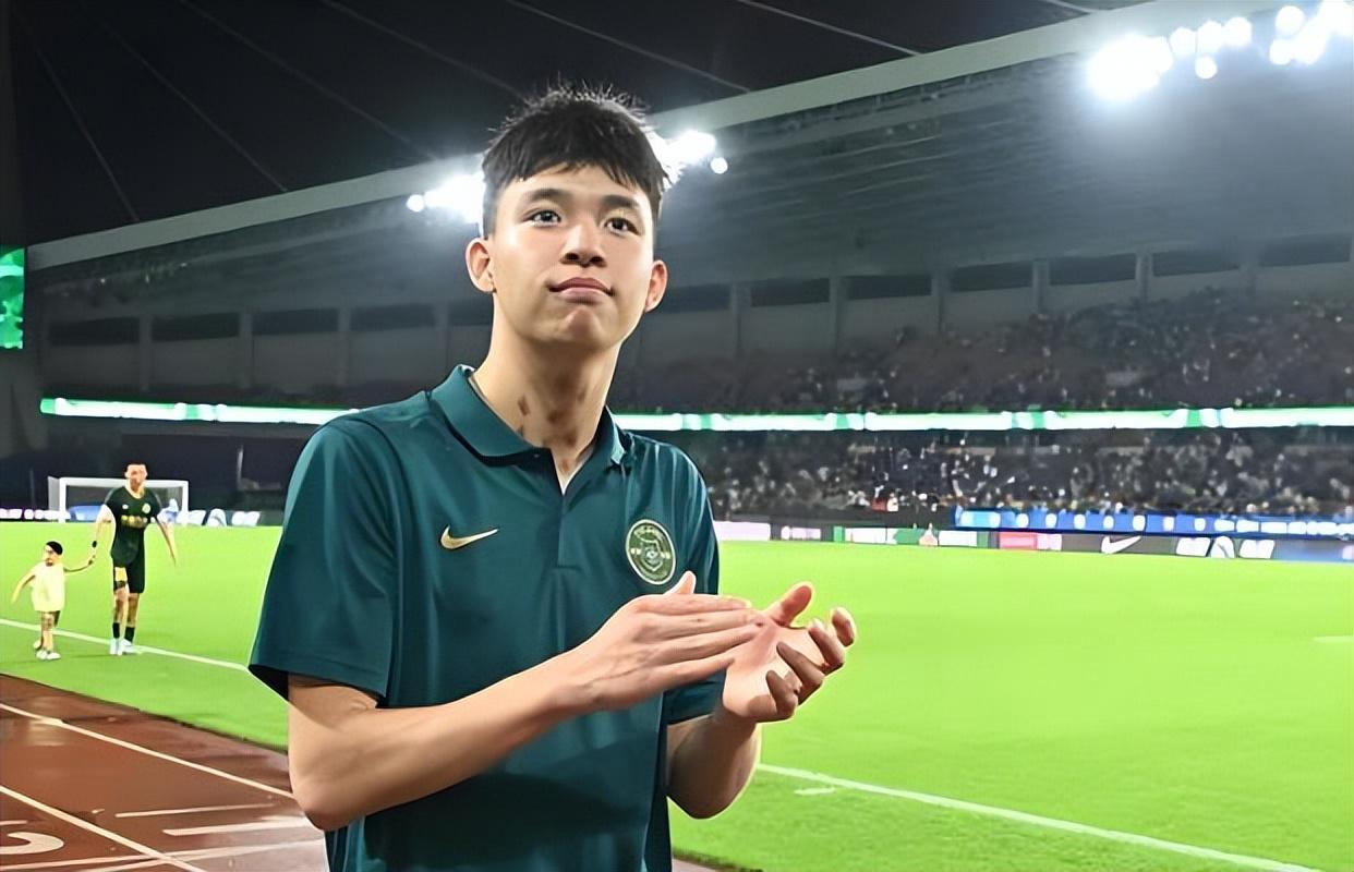 在线入口-邵佳一离开国足后现身皇马！直接手持球队十号战袍亮相，赢得点赞